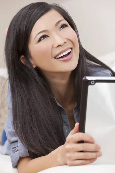 Όμορφη γυναίκα της Ασίας κινεζική χρησιμοποιώντας υπολογιστή δισκίο — Φωτογραφία Αρχείου
