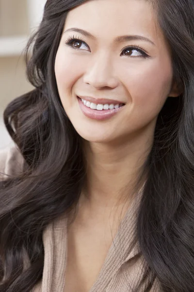 Portret mooie jonge Aziatische chinese vrouw — Stockfoto