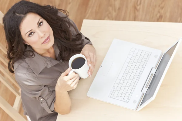 在家中使用的膝上型计算机的女人喝喝茶还是喝咖啡 — 图库照片