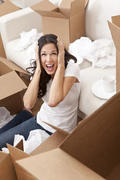 Mulher gritando desempacotando caixas em movimento casa — Fotografia de Stock