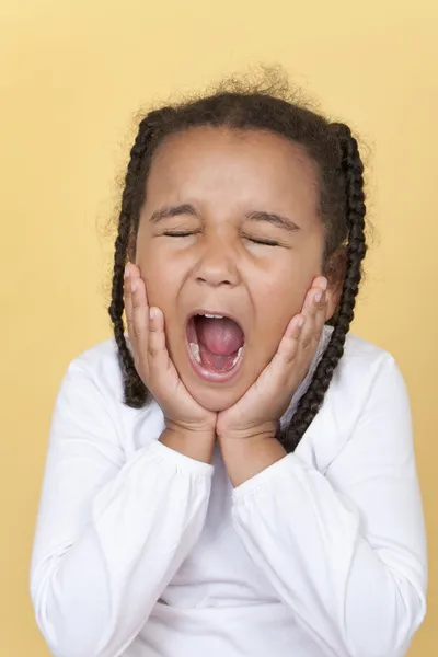 Mieszanej rasy african american dziewczyna krzyczy i krzyczy — Zdjęcie stockowe