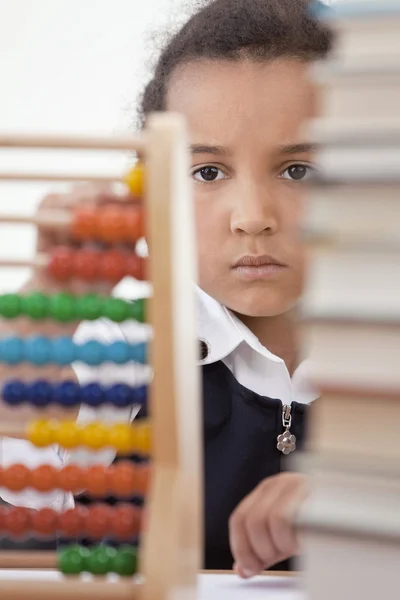 Africano americano escuela chica en clase usando abacus —  Fotos de Stock
