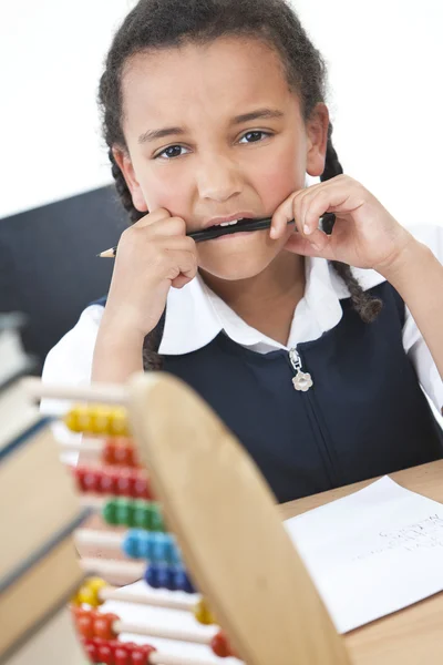 Afro-Amerikaanse school meisje in klasse schrijven & abacus — Stockfoto
