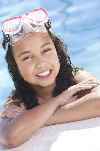 Afro-americano interracial menina criança no natação piscina com go — Fotografia de Stock