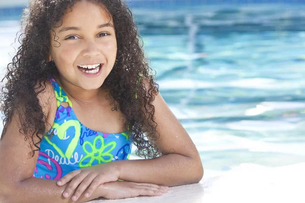 Africano americano interracial chica niño en piscina —  Fotos de Stock