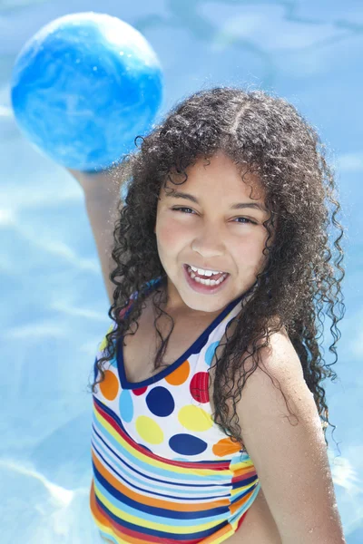 Afro-Amerikaanse Sex tussen verschillendre rassen meisje kind spelen in zwembad — Stockfoto
