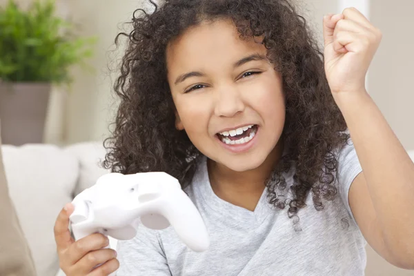 Szczęśliwy mieszanej rasy african american dziewczynka dziecko grając w gry wideo — Zdjęcie stockowe