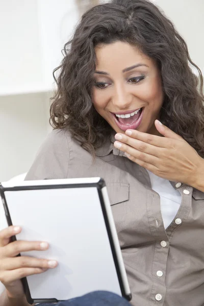 Spanyol nő nevetve a tábla-PC használata — Stock Fotó