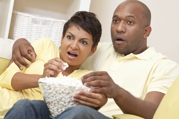 Mujer afroamericana feliz pareja comiendo palomitas de maíz —  Fotos de Stock