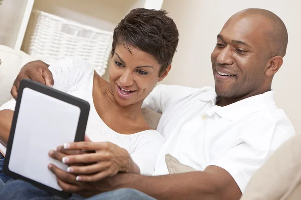 Afrikanisch-amerikanischer Mann Frau Paar mit Tablet-Computer — Stockfoto
