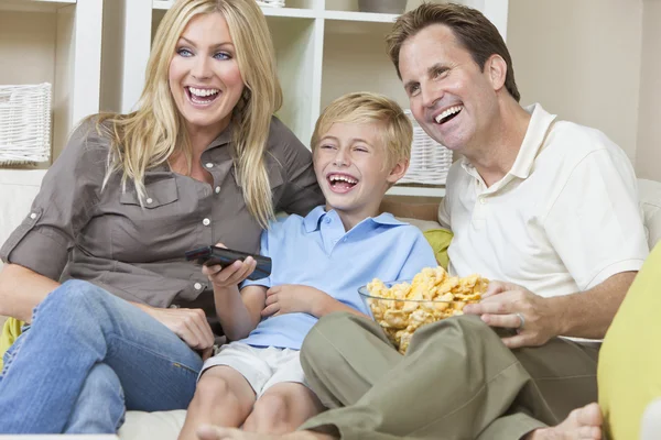 Szczęśliwa rodzina siedzi na kanapie, śmiejąc się oglądanie telewizji — Zdjęcie stockowe