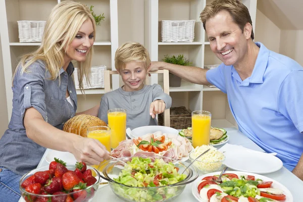 父母孩子家庭健康食品 & 沙拉在餐桌 — 图库照片