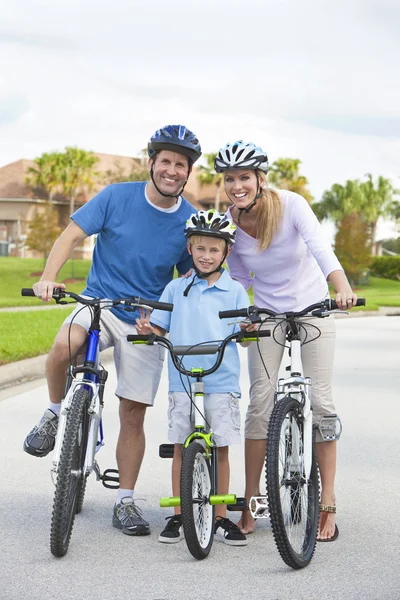 Jovens pais da família e menino filho de bicicleta — Fotografia de Stock