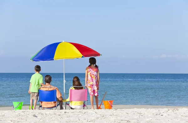 Mother Father Daughter Son Parents Children Family on Beach — Stock Photo, Image