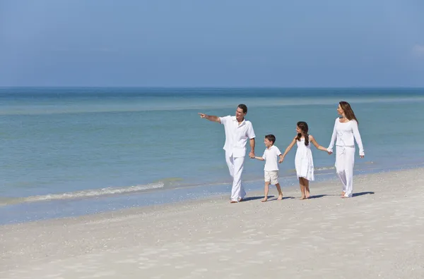Matka, ojciec i dzieci rodziny spaceru na plaży — Zdjęcie stockowe