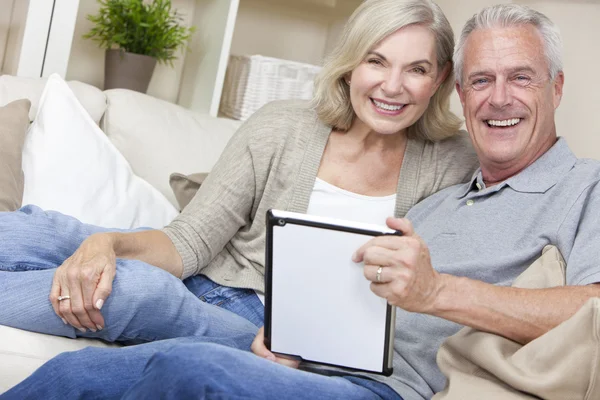 快乐老人 & 女人夫妇使用平板电脑 — 图库照片