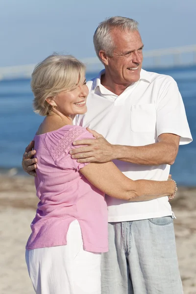 Glückliches Senioren-Paar umarmt sich am Strand — Stockfoto