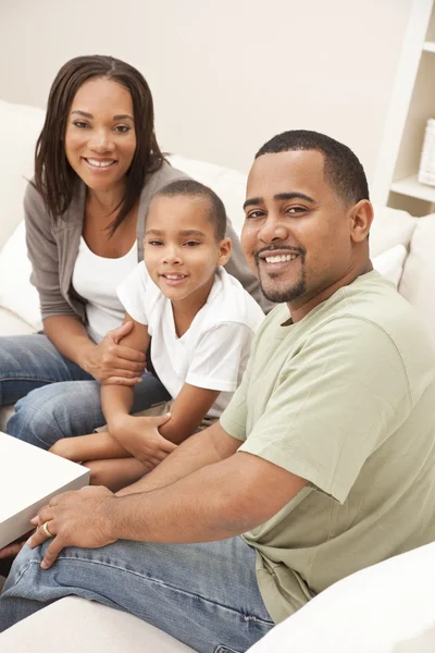 快乐的非洲裔美国母亲父亲和儿子的家庭 — 图库照片