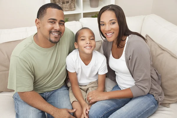 快乐的非洲裔美国母亲父亲和儿子的家庭 — 图库照片