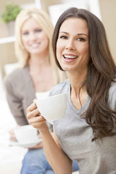 Glückliche Freundinnen, die Tee oder Kaffee trinken — Stockfoto