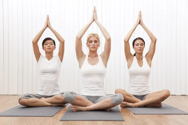Interracial csoport három gyönyörű női jóga pozíció — Stock Fotó
