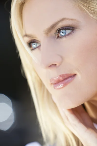 Portret van mooie jonge blonde vrouw met blauwe ogen — Stockfoto
