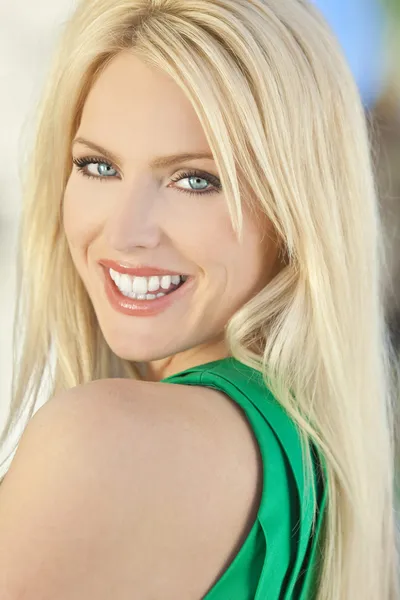 Glada leende vacker ung blond kvinna — Stockfoto