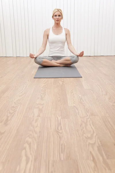 Hermosa mujer en posición de yoga — Foto de Stock