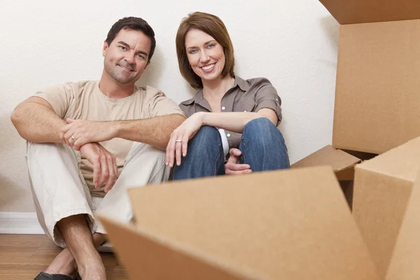 Casal feliz desembalagem ou caixas de embalagem casa em movimento — Fotografia de Stock