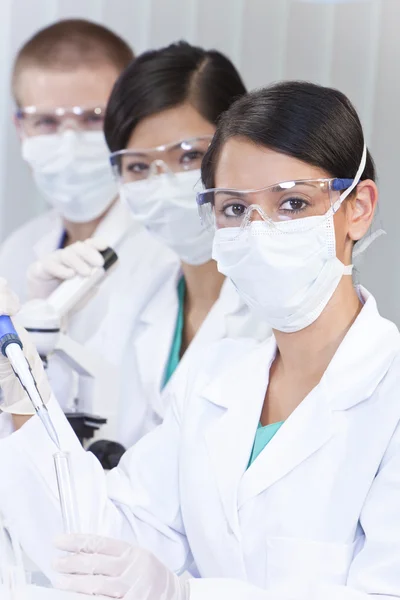 Squadra di scienziati con provette in laboratorio — Foto Stock