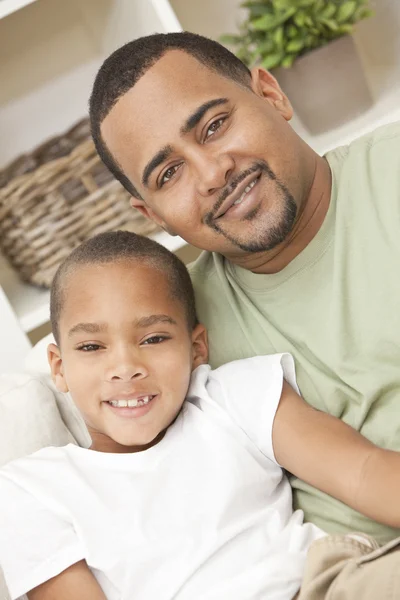 Szczęśliwe rodziny african american ojciec i syn — Zdjęcie stockowe