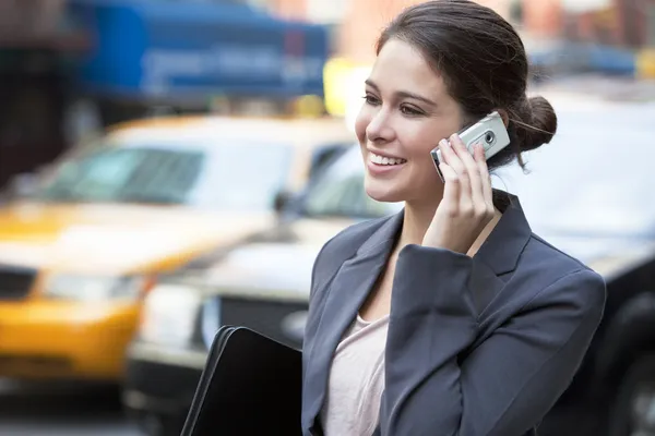 Giovane donna che parla sul cellulare in taxi giallo — Foto Stock