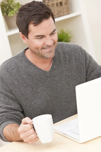 Hombre usando el ordenador portátil en casa — Foto de Stock
