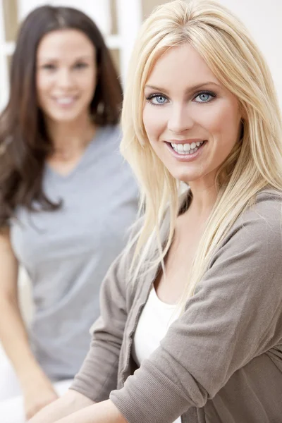 Dvě mladé ženy přátel doma na pohovce — Stock fotografie