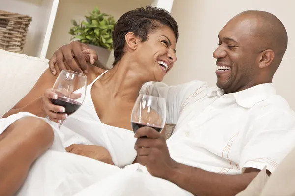 Ευτυχισμένος άνθρωπος αφροαμερικάνων & γυναίκα, ζευγάρι πόσιμο κρασί — Φωτογραφία Αρχείου
