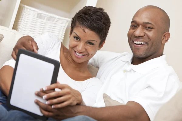 African American Man Woman Couple Using Tablet Computer — Stock Photo, Image