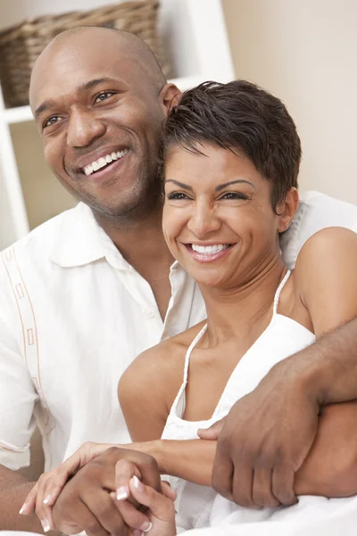Щасливий афроамериканський чоловік і жінка пара — стокове фото