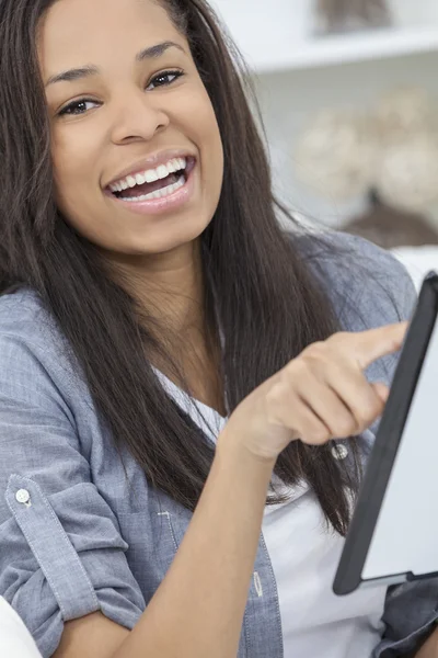 Afrikalı-Amerikalı kadın evde tablet bilgisayar kullanma — Stok fotoğraf