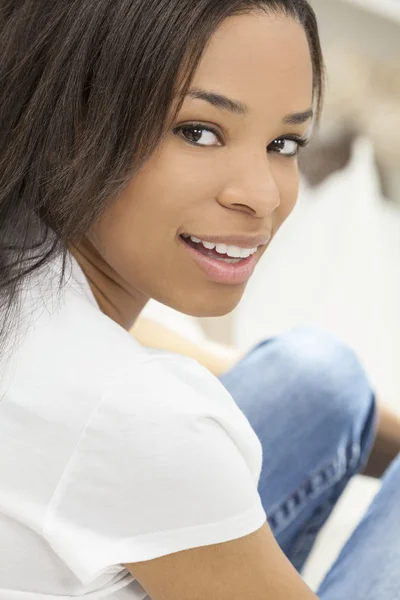 Όμορφα ευτυχισμένη αφροαμερικάνων κορίτσι χαμογελά — Φωτογραφία Αρχείου