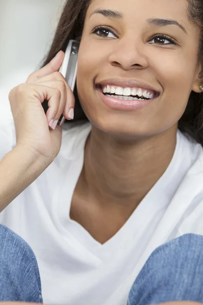 Cep telefonuyla konuşurken Afrikalı-Amerikalı kadın kız — Stok fotoğraf