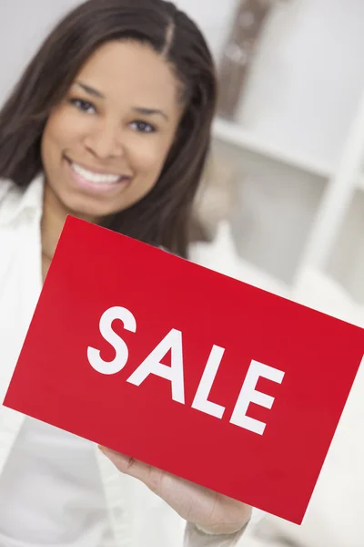 Amerikansk kvinna med försäljning skylt — Stockfoto
