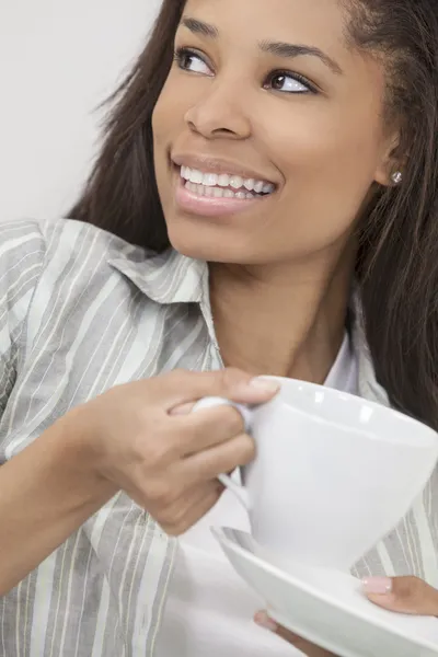 Afrikalı-Amerikalı kadın kız içme çay veya kahve — Stok fotoğraf