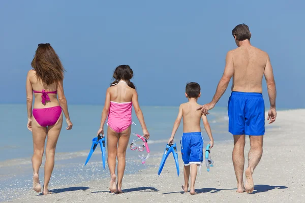Moeder, vader & dochter kind familie wandelen op het strand — Stockfoto