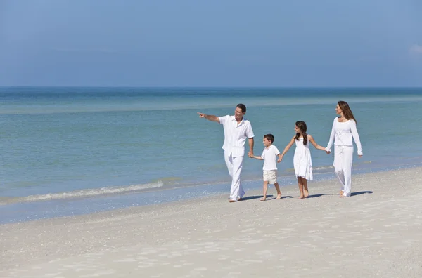 母、父および子供の家族がビーチの上を歩いて — ストック写真