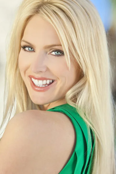 Gelukkig lachend mooie jonge blonde vrouw — Stockfoto