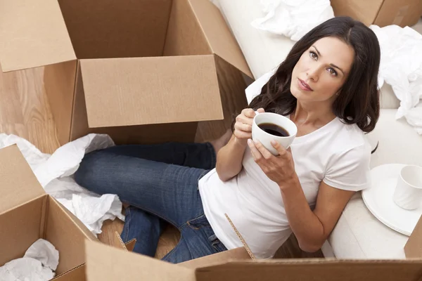 Mujer bebiendo café desembalaje cajas casa móvil — Foto de Stock