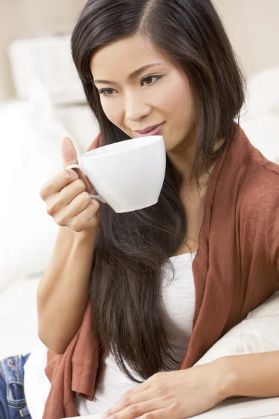 Prachtige chinese Oosterse Aziatische vrouw drinken thee of koffie — Stockfoto