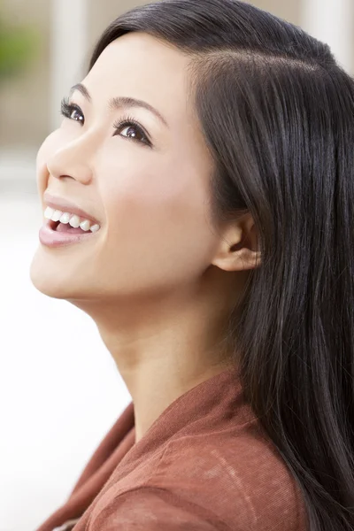 Bonita chinesa oriental asiática mulher sorrindo — Fotografia de Stock