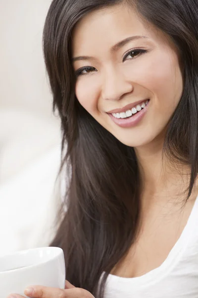 Krásná orientální asijské Číňanka pít čaj nebo kávu — Stock fotografie