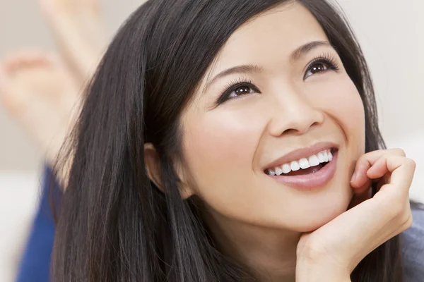 Yakın portre kadar güzel genç Asyalı Çinli kadın — Stok fotoğraf